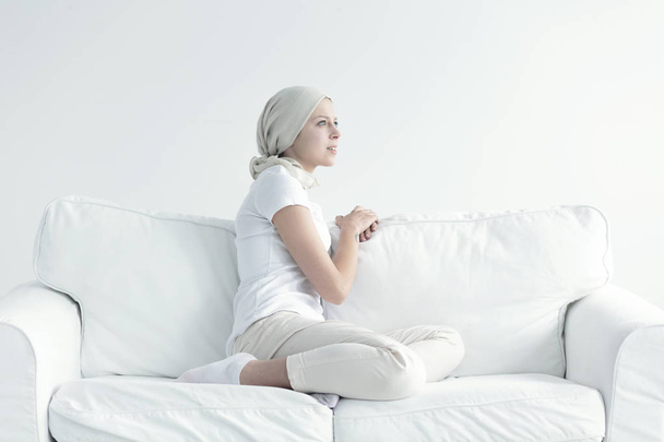 Femme après le traitement du cancer
 - Photo, image