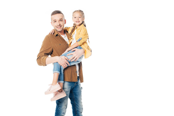 Porträt eines fröhlichen Vaters, der seine kleine Tochter in weißen Händen hält - Foto, Bild