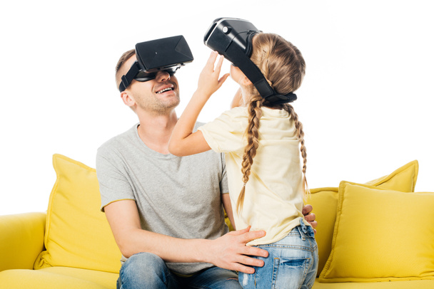 отец и дочь в виртуальной реальности наушники на желтом диване изолированы на белом
 - Фото, изображение