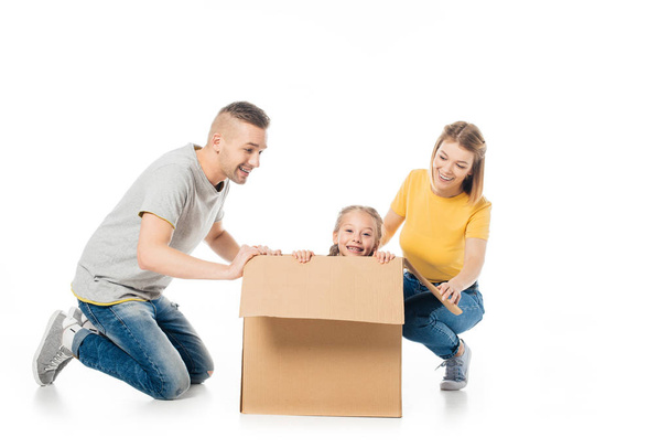 padres felices e hija pequeña en caja de cartón que se divierten juntos aislados en blanco
 - Foto, imagen