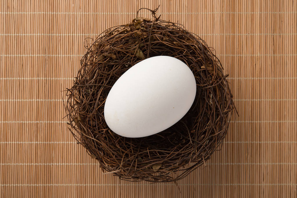 felülnézet liba tojás a fészek egy bambusz mat - Fotó, kép