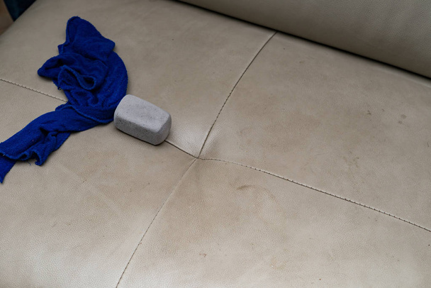 чистка кожаного дивана с полотенцем и губкой
 - Фото, изображение