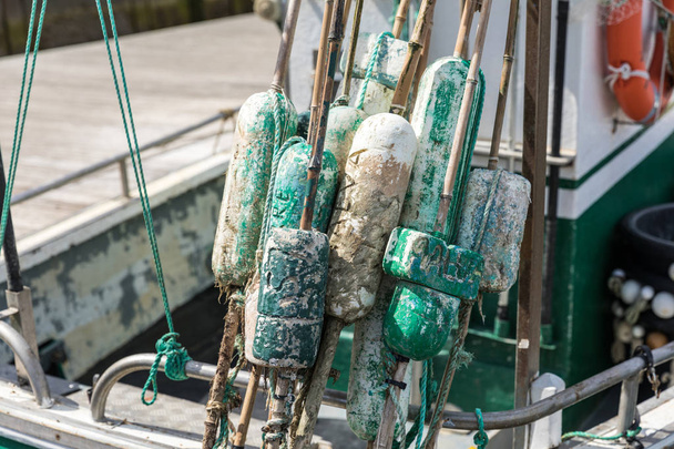 Поплавки для рыболовной сети в задней части лодки
 - Фото, изображение