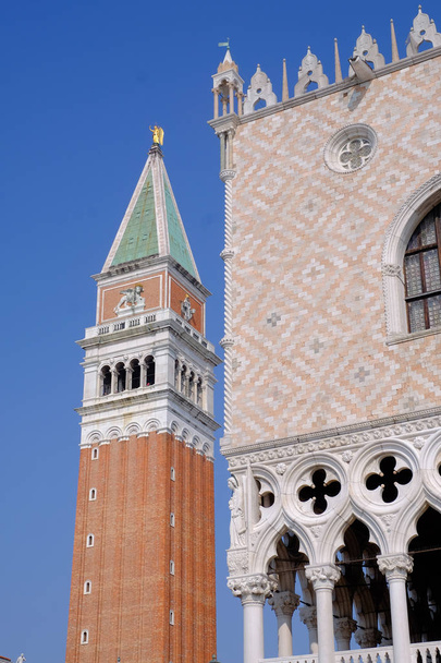 o Palácio Campanile e Doges em Veneza Itália
 - Foto, Imagem