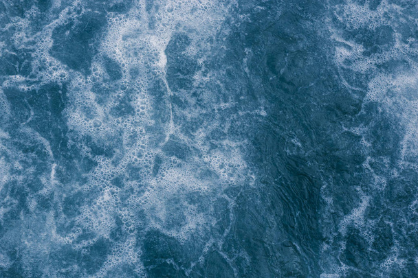Soyut mavi deniz suyu ile beyaz köpük ve kabarcıklar backgrou için - Fotoğraf, Görsel