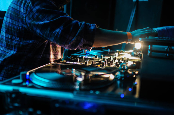 Крупним планом панель керування DJ, що відтворює партійну музику на сучасному плей
 - Фото, зображення