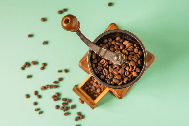 Ziarna kawy w ręczne młynki do kawy na przetargu bac zielony - Zdjęcie, obraz