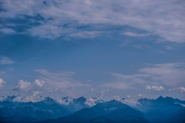 Красивий синій Панорамний вид на гору
  - Фото, зображення