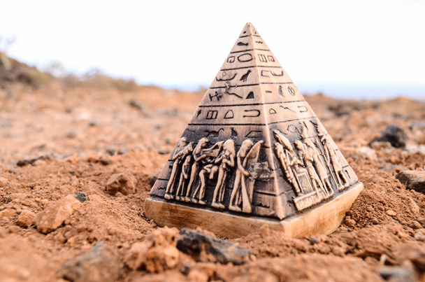 Egyptská pyramida model miniatura v poušti Rock - Fotografie, Obrázek