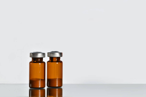 Egy injekciós üveg (ampulla, konténer) egy gyógyszer (orvostudomány por), fehér alapon. - Fotó, kép