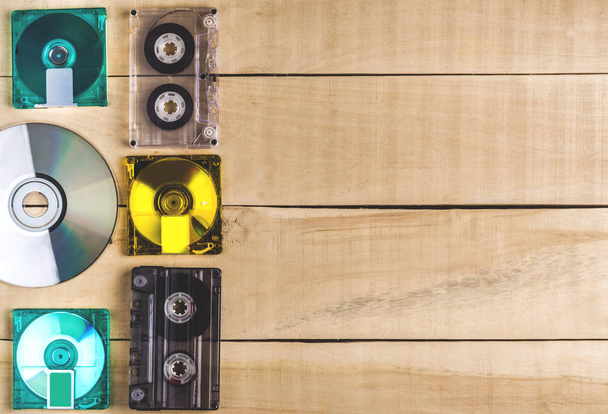 discos de cassete com música jazem em uma mesa de madeira
 - Foto, Imagem