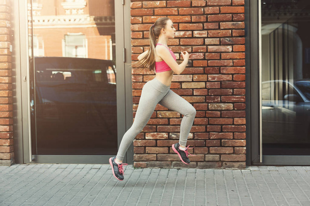 Молода жінка біжить у міському просторі копіювання
 - Фото, зображення
