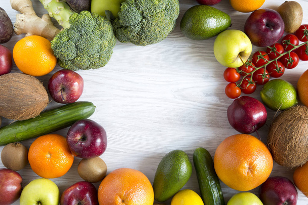 Composición con diferentes frutas y verduras orgánicas frescas. Copiar espacio. Vista superior. Puesta plana
. - Foto, imagen