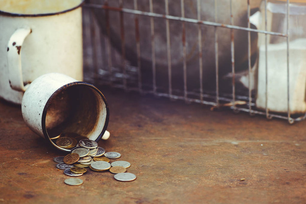 la caída del rublo ruso, la pobreza y la pobreza esparcieron monedas en el viejo círculo en un fondo oxidado, las sanciones y el colapso de la economía
 - Foto, imagen