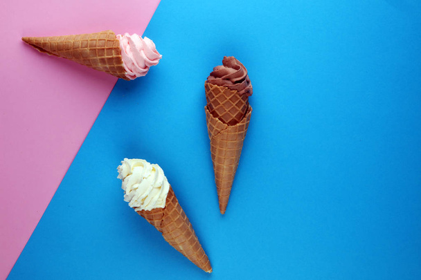 Vanilya yoğurt veya yumuşak kıvamlı dondurma waffle koni dondurulmuş. - Fotoğraf, Görsel