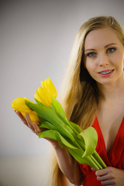 Pretty woman with yellow tulips bunch - Valokuva, kuva
