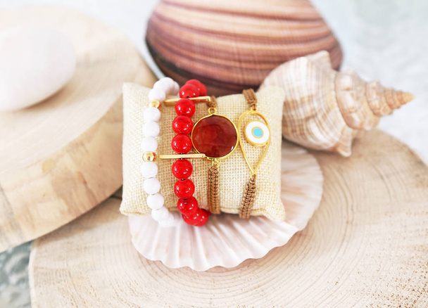 pulseiras de pedra preciosa - pedras de coral e ágata - propaganda de jóias grego
 - Foto, Imagem