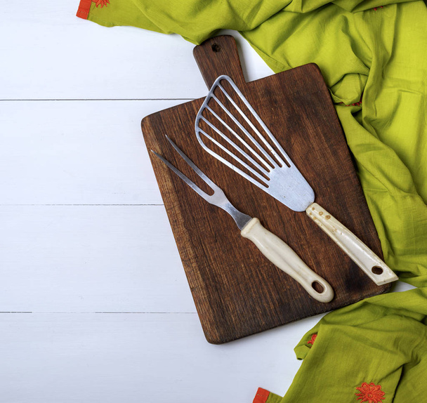 forchetta e scapola su tavola di legno marrone e asciugamano verde
  - Foto, immagini