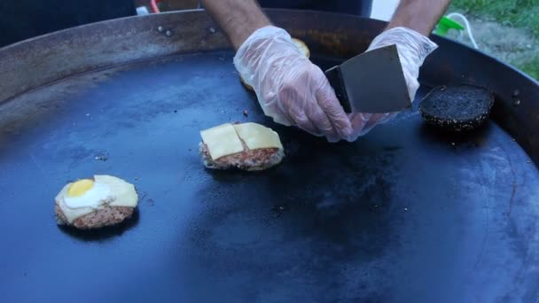 Cook maakt gebruik van een klap fakkel te smelten kaas op een vlees kotelet. Chef-kok smelt kaas op een hamburger met behulp van een klap fakkel. - Video