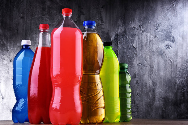 Πλαστικά μπουκάλια ανάμικτες αεριούχων ποτών - Φωτογραφία, εικόνα