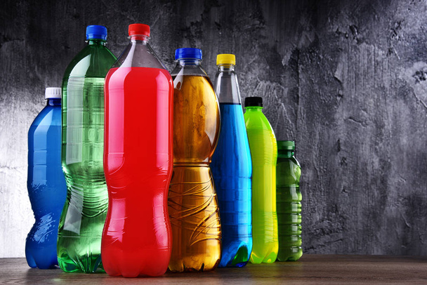 Plastic flessen van diverse koolzuurhoudende frisdranken - Foto, afbeelding
