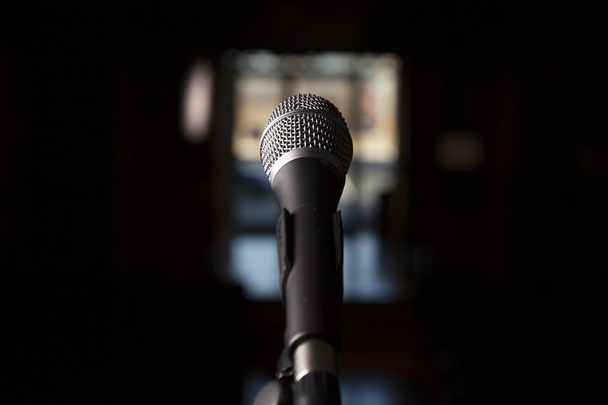 Микрофон стоит в одиночестве
 - Фото, изображение