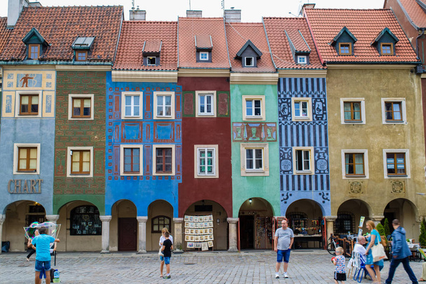 Poznań, Polska - OK. września 2016: niezidentyfikowanych osób przejść obok kolorowych tradycyjnych budynków przy placu, Stary Rynek, Poznań - Zdjęcie, obraz