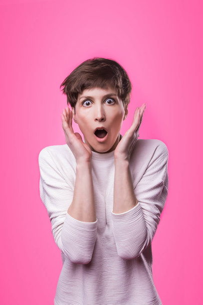 Wow. schöne weibliche halblange Frontporträt isoliert auf rosa Studio-Hintergrund. - Foto, Bild