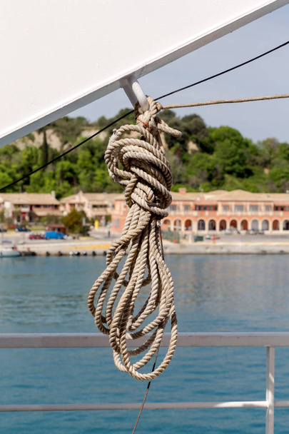A corda de amarração no navio
 - Foto, Imagem
