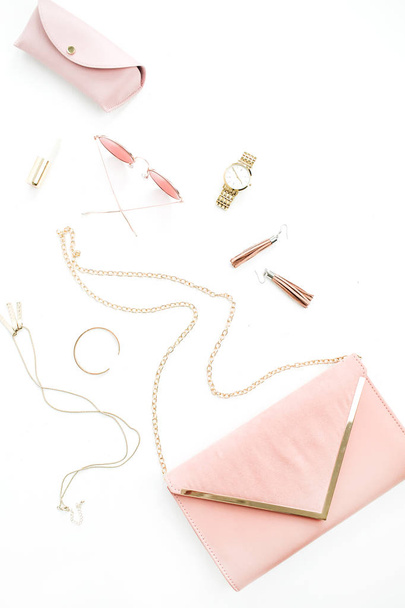 Colección de accesorios femeninos rosa pastel pálido sobre fondo blanco. Piso lat, vista superior de gafas de sol, embrague, collar, pulsera, reloj. Concepto mínimo
. - Foto, imagen