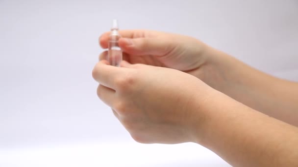 Mains brisant l'ampoule avec la médecine
 - Séquence, vidéo