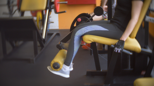 Una mujer haciendo ejercicio en el gimnasio. 4k, desenfoque de fondo
 - Imágenes, Vídeo