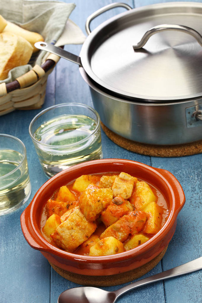 Marmitako, tuńczyka i ziemniaki gulasz, kuchni baskijskiej hiszpański - Zdjęcie, obraz