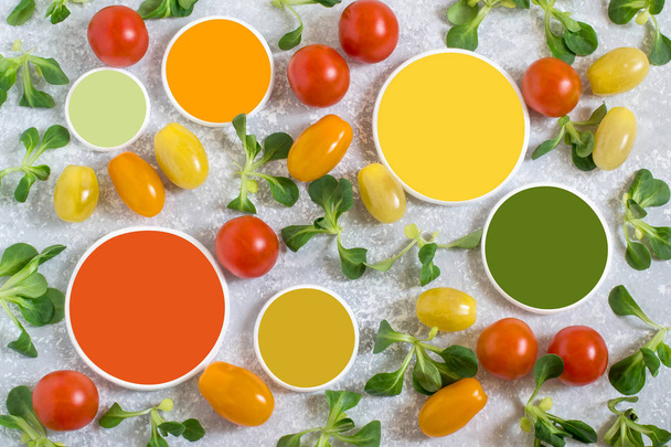 Wielokolorowe pomidorki koktajlowe, Baranek Sałatka i kolor próbek  - Zdjęcie, obraz