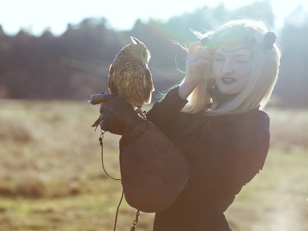 Blondie Model is posing with the Owl - Photo, Image