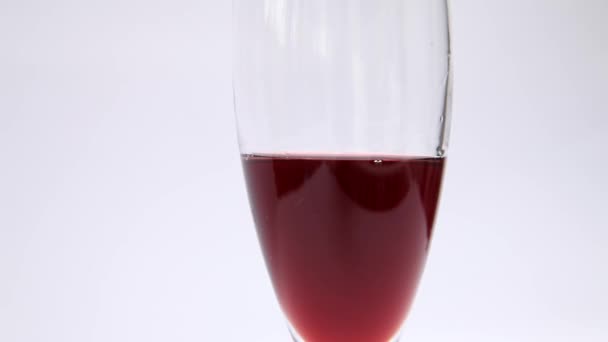 Mano sacudiendo el vino en una copa
 - Metraje, vídeo