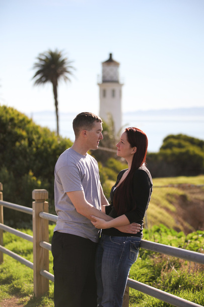 Pareja romántica frente a un faro en California
 - Foto, imagen