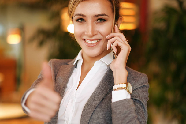 Business woman talking on the mobile phone  - Фото, изображение