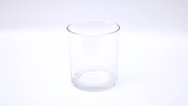 verter agua en el vaso - Metraje, vídeo