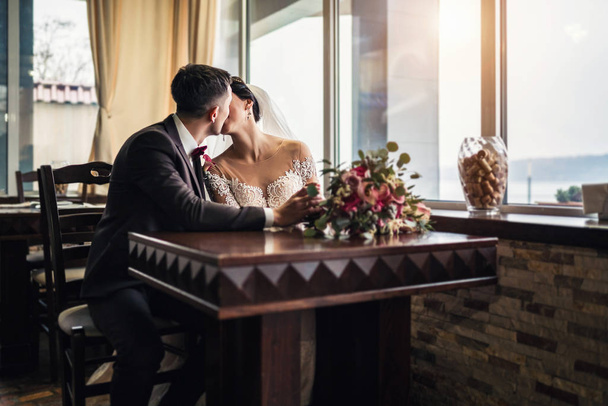 Bonita boda cuopla relajante en restaurante
 - Foto, Imagen