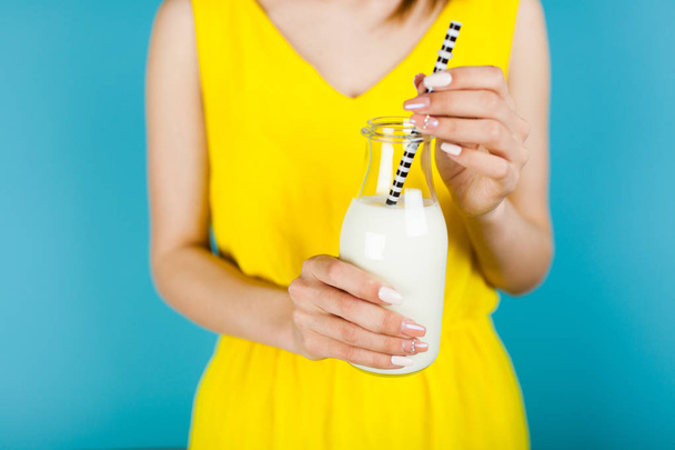mulher segurando uma garrafa de leite - Foto, Imagem