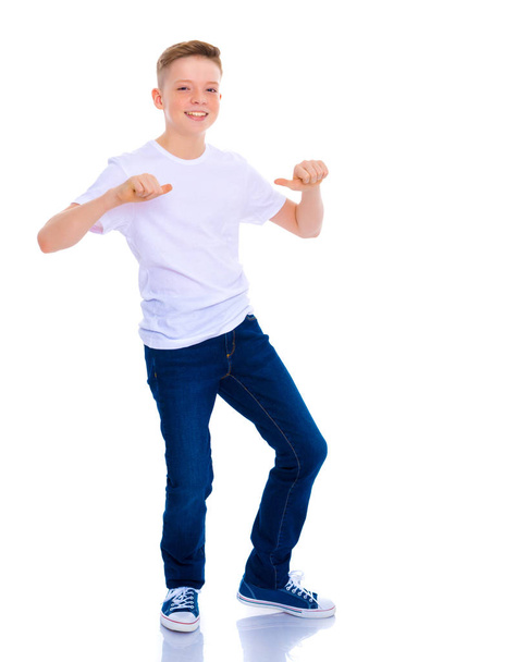 A school boy points to his white T-shirt. - Foto, Bild