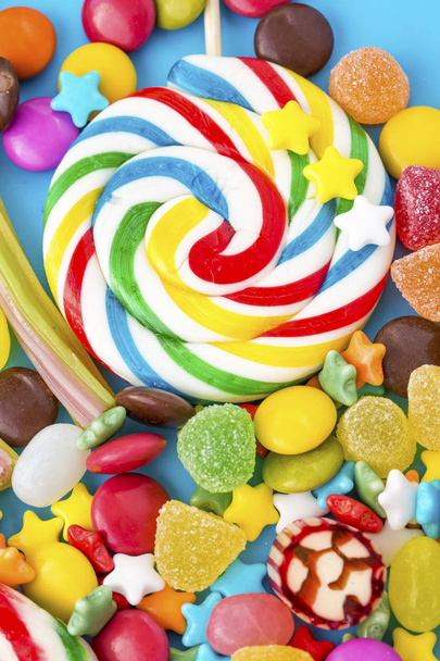Los dulces de colores, postres
 - Foto, imagen