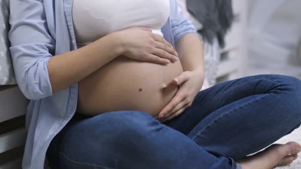 Woman touching pregnant belly talking to baby - Imágenes, Vídeo