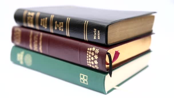 Стек трьох Святих Біблій
 - Кадри, відео