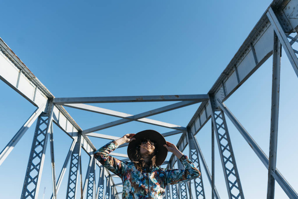  Beautiful girl having fun in the iron bridge - Foto, Bild