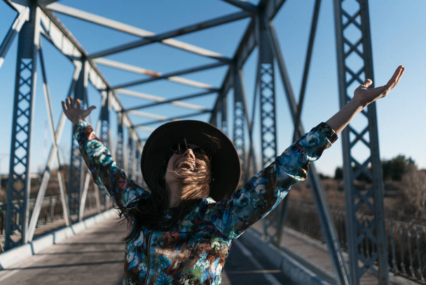  Красива дівчина розважається в залізному мосту
 - Фото, зображення