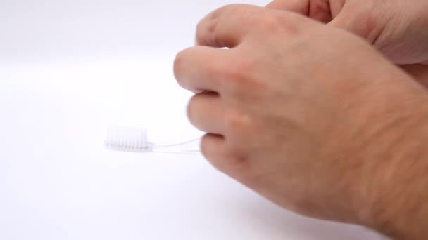 ręczne wyciskanie pasty do zębów na szczoteczkę do zębów - Materiał filmowy, wideo
