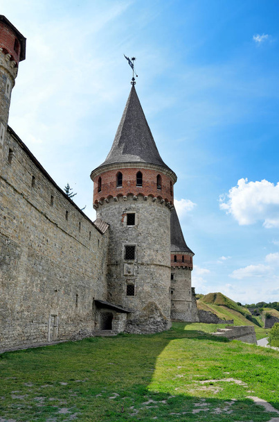 Стіни і вежі великої середньовічної фортеці
 - Фото, зображення