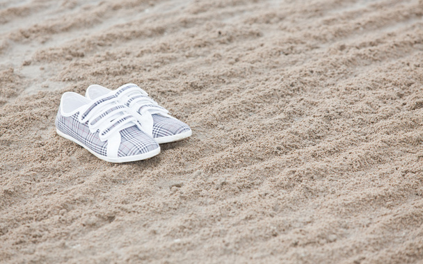 Обувь на пляже с фоновым копирайтом
 - Фото, изображение